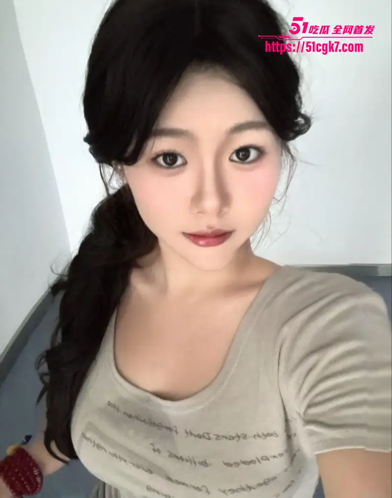 极品福利姬 惠惠子 第一次线下拍摄 粉嫩奶子吸睛 无敌蜜桃臀诱惑! 图2