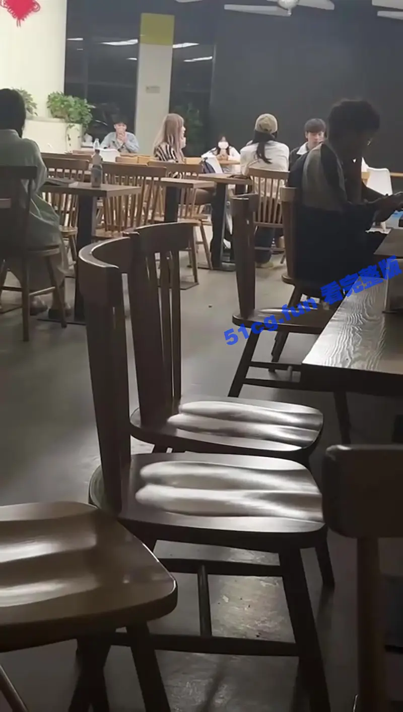 马职全校吃瓜!海王渣男跪地求原谅,被女生狂扇耳光 图1
