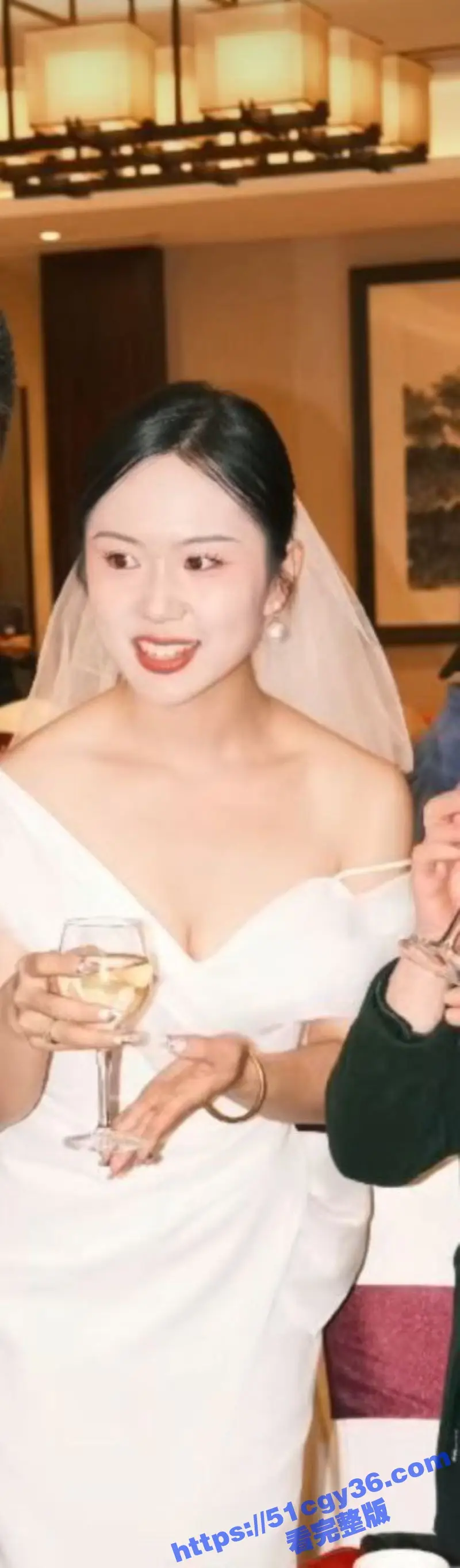 极品人妻 闫冰倩 惊爆丑闻 老公揭秘她被7男操过 经历十几次3P 渔网黑丝蒙眼口交视频流出！ 图2