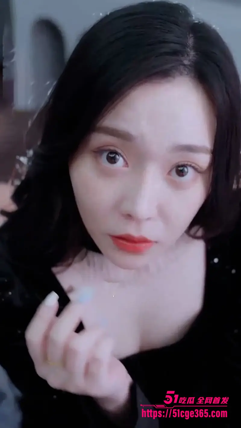 擦边短剧《浪漫满屋》小伙刚跟女朋友分手 就有性感大姐姐疗愈心伤 简直是人间尤物 鼻血都快流干啦！ 图1