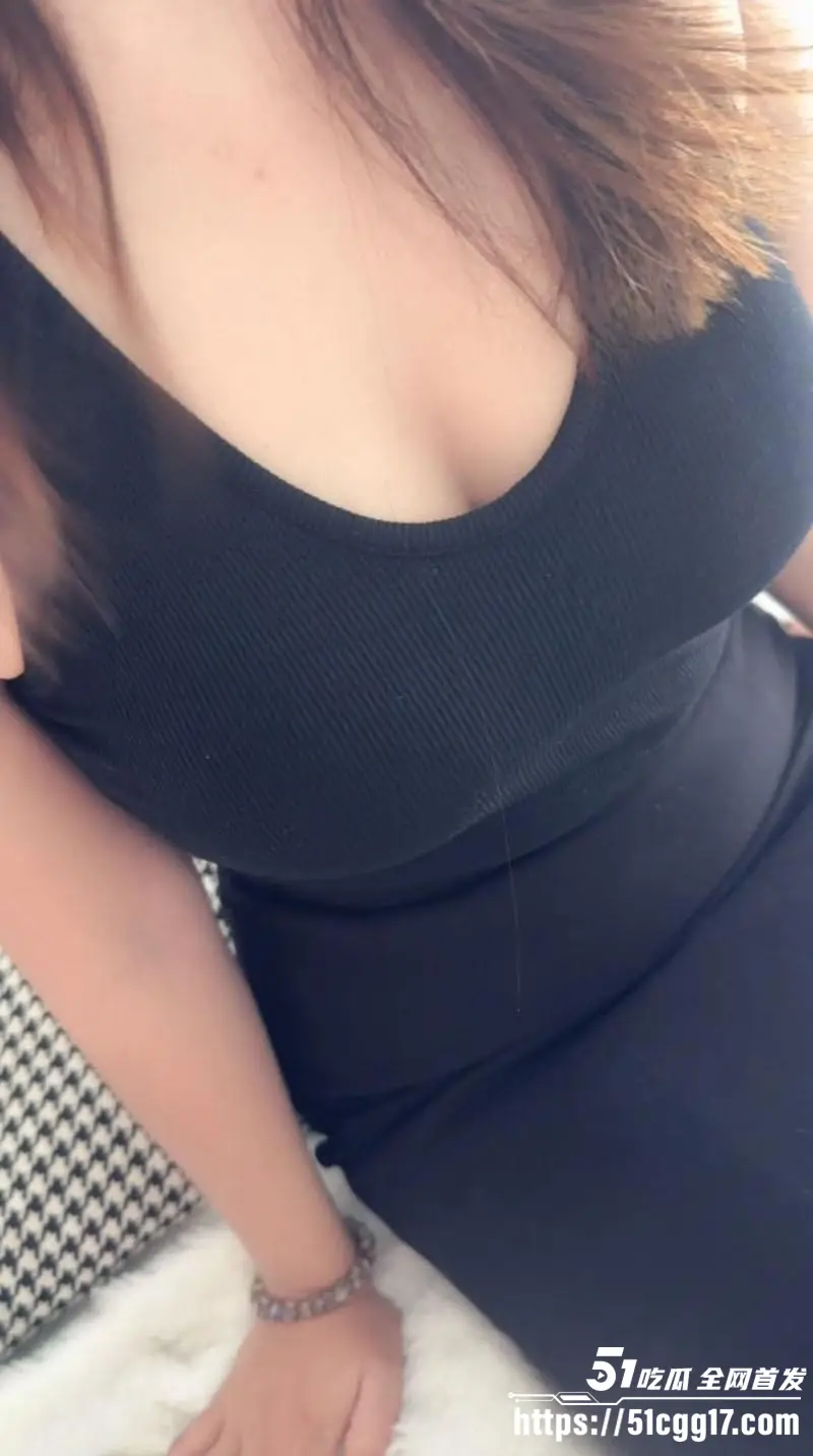 海角大神 奶子即正义 角度玩弄前凸后翘的巨乳辣妹 倒插口爆床技堪称一流! 图1