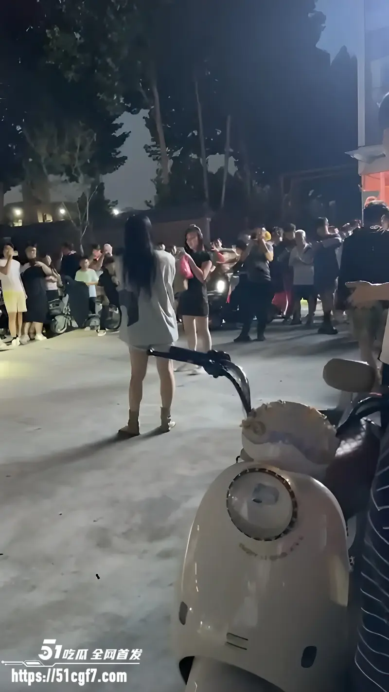 临沂抓小三事件 吃瓜群众原地开圈围观 原配与小三正面对骂 完整版视频传疯了! 图5