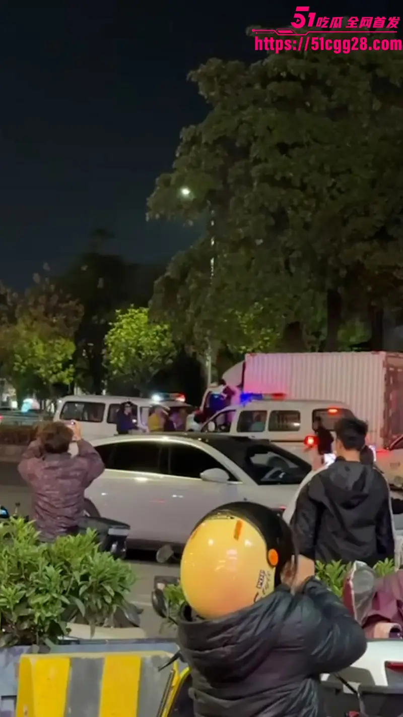广东货车司机彻底疯魔 上演GTA现实版!都市逆向狂飙撞飞路人电动车二次碾压 血肉横飞惨叫连天! 图2