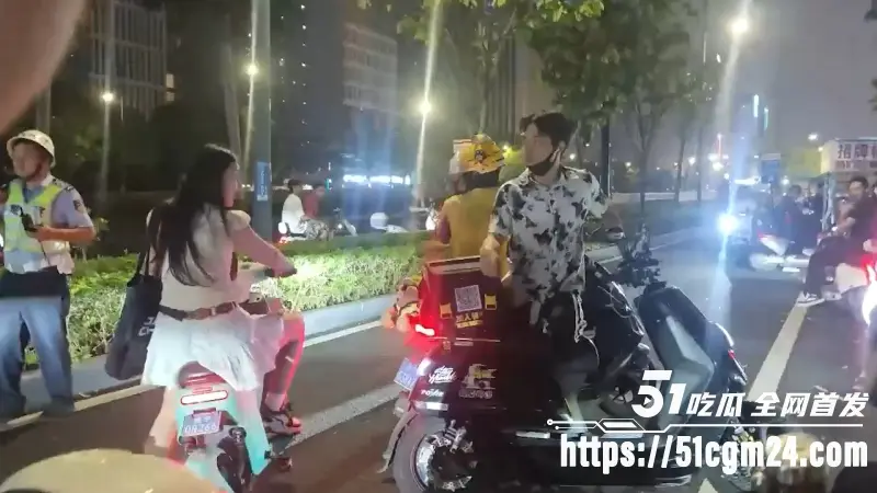 广西南宁小骚妇舌战群雄 单挑多人对骂被围得水泄不通 场面失控差点封路 图6