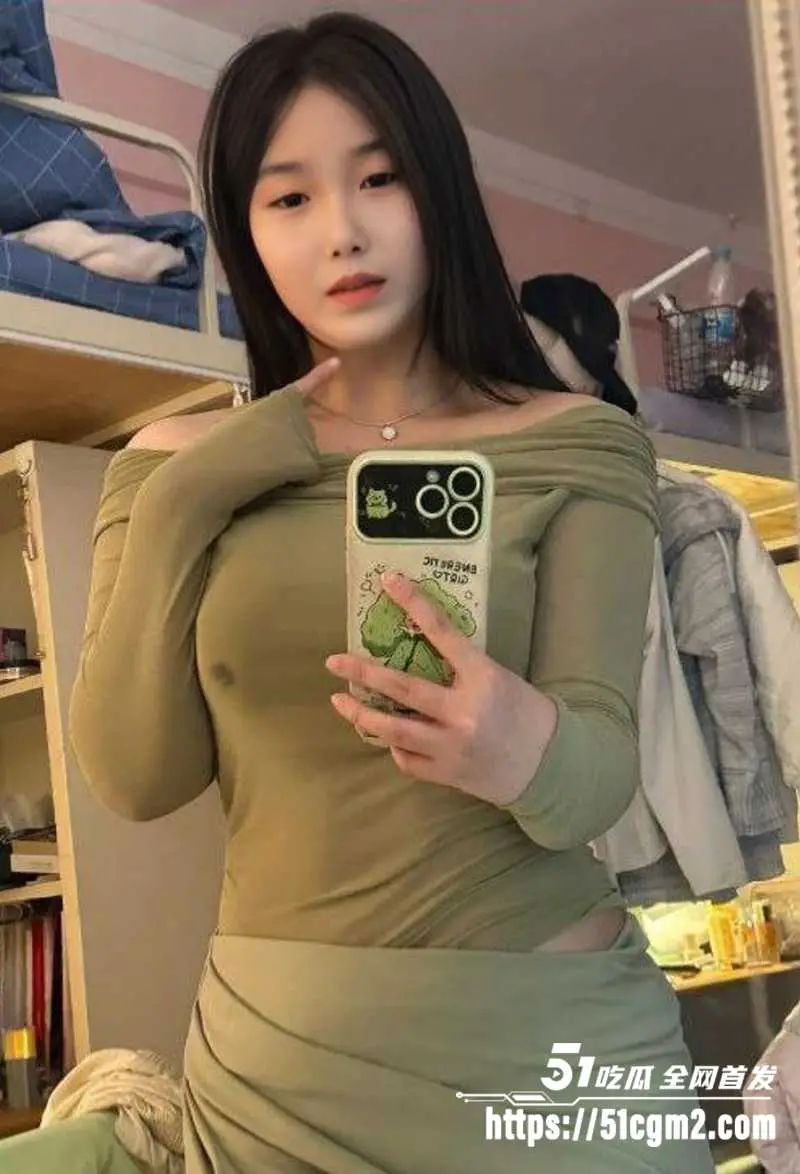 广东艺术系大三学生妹 吴洁 不雅视频 为借钱任金主调教 粉嫩小穴猛抠喷水 跪舔脚丫贱成母狗！ 图3