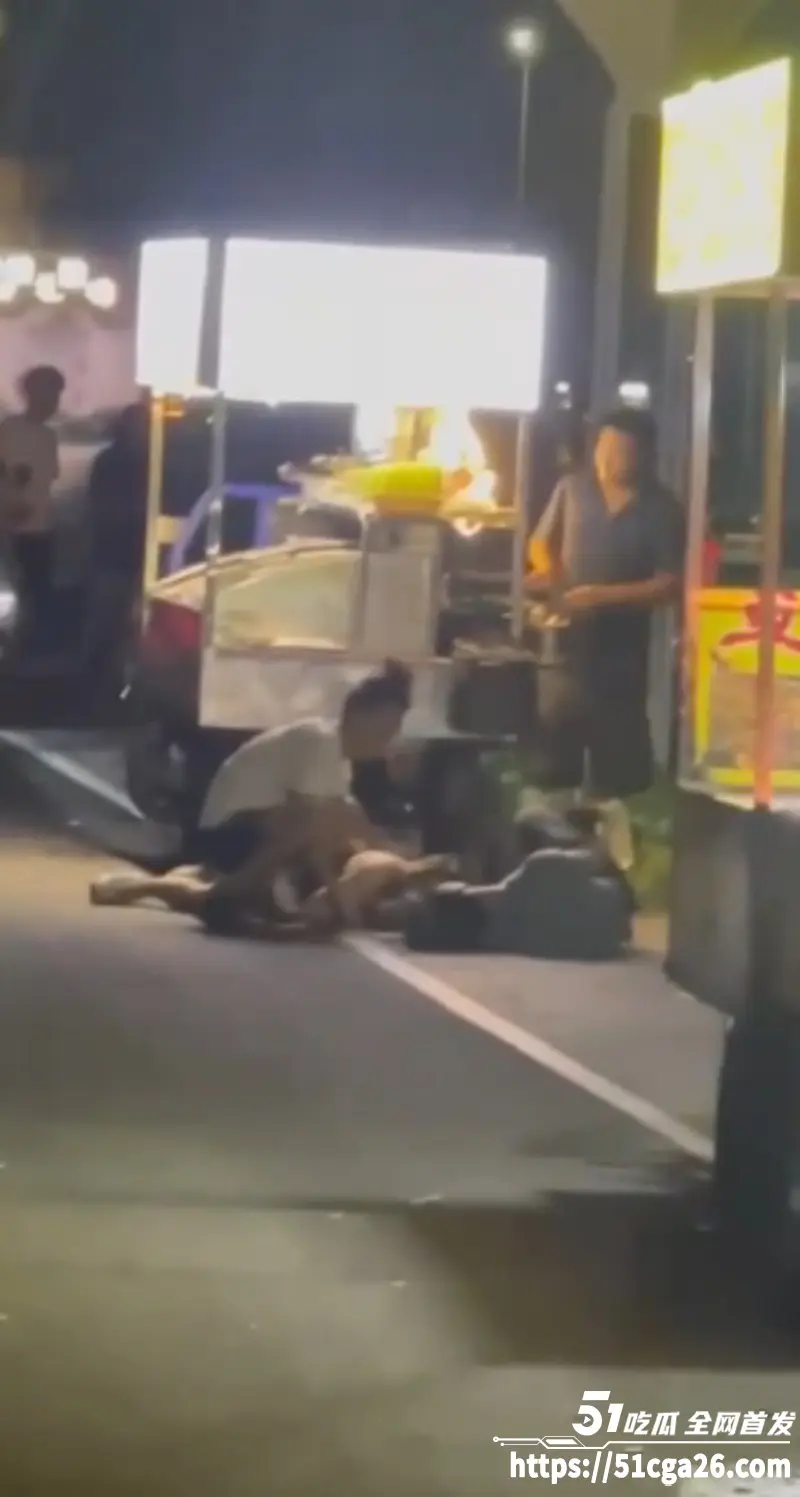 广东佛山东平桥底 小吃商贩因摊位被抢 持刀对一男子连捅数刀 男子当场死亡 现场多角度视频流出! 图4