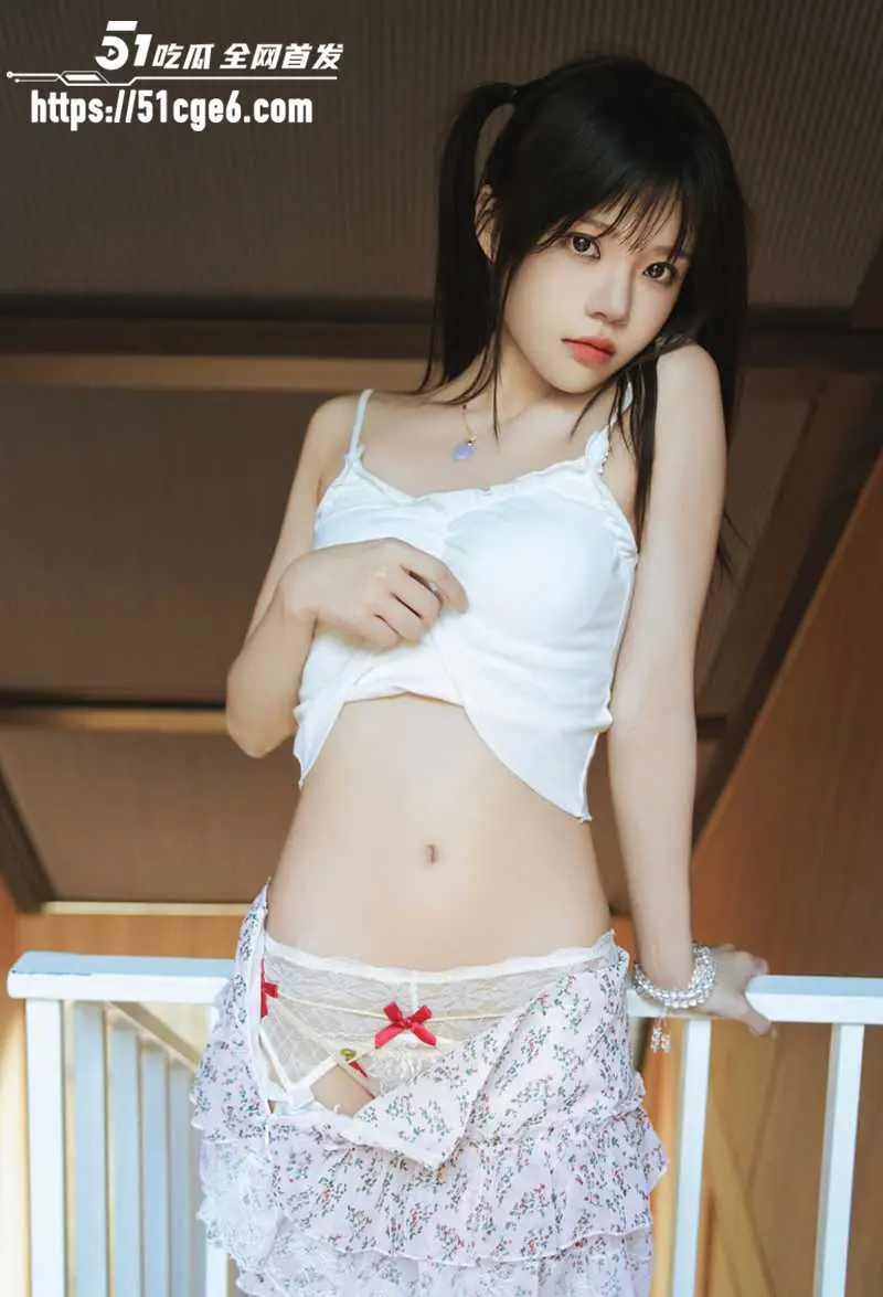 甜心女神 樱桃喵 春日碎花写真 蕾丝吊带勾勒蜜臀 阳光撩拨甜欲肉体 暗藏万千媚意 图4