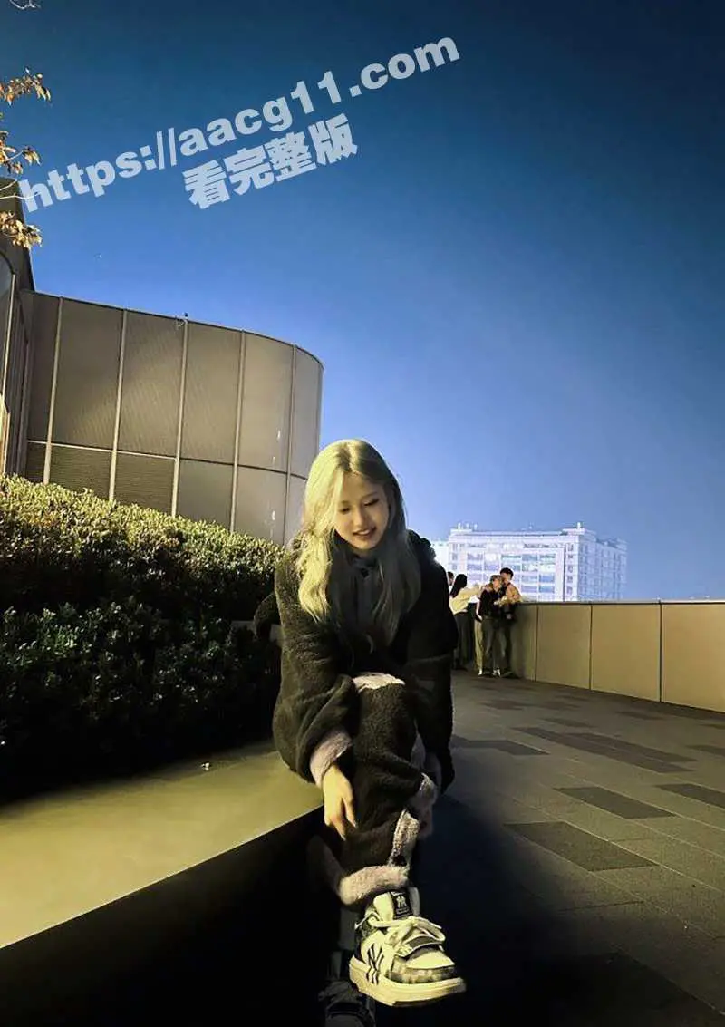 成都18线抖音网红穷途末路下海维生 高颜值骚鸡裸照大曝光 大长腿栓狗链M自慰 母狗属性拉满 图3