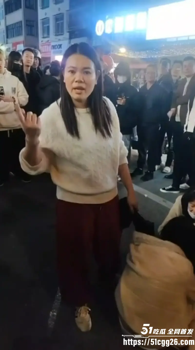 福建平潭硬核抓奸现场 风骚小三踢到铁板 惨遭彪悍原配当街扒光 雪白美乳一览无遗！ 图2