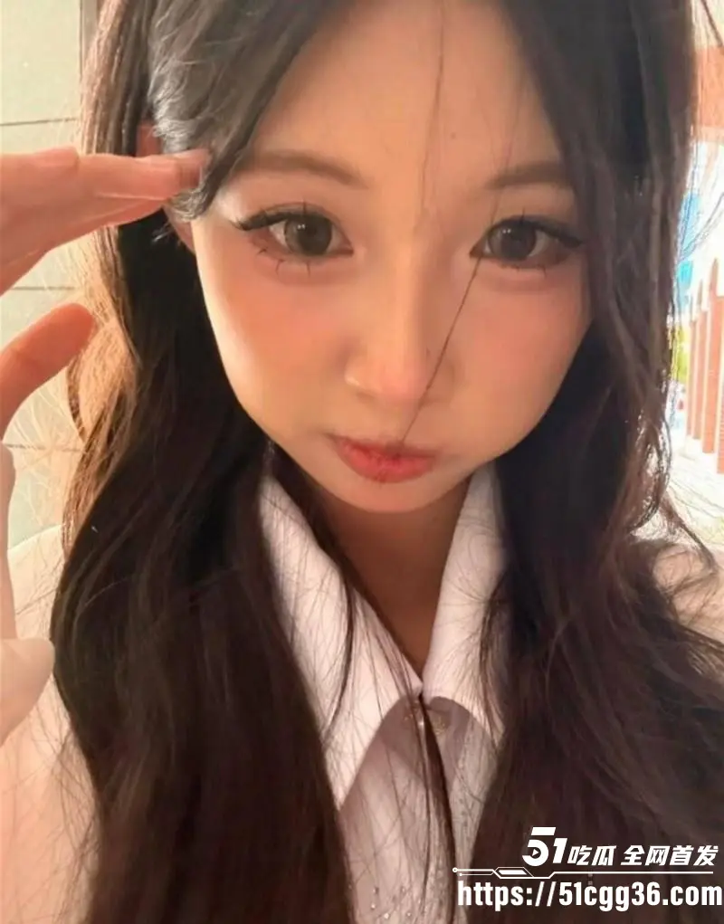 上海清纯学生妹 章楠鑫 天生淫骚性欲极强 主动送逼上门求操 紧致白虎穴堪称榨精神器! 图2