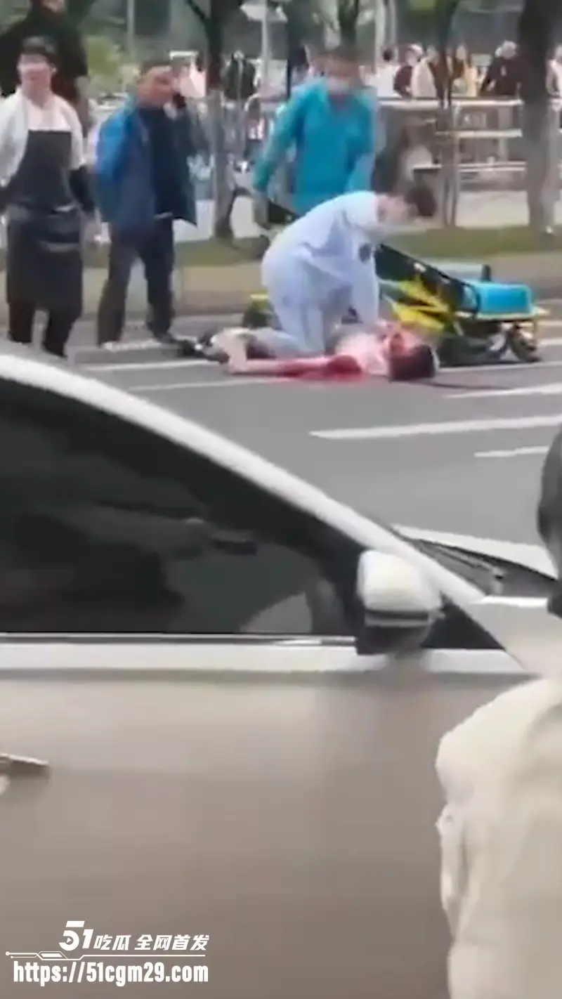 成都天府 轿车无差别撞人事件 现场1死11伤血迹斑斑 反社会型人格太恐怖! 图7