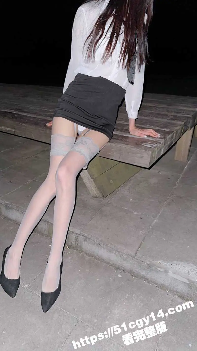 51原创小姨子的秘密 深夜带灰丝高跟小姨子去山顶激情车震 路边车来车往惊险刺激下内射满逼! 图3