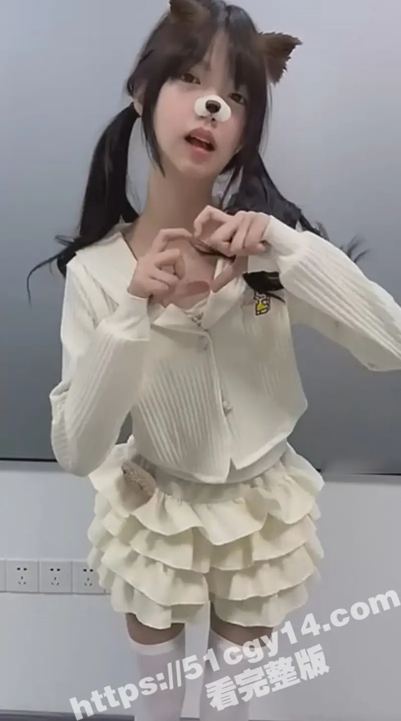 火爆全网的和服女孩 莹莹哦u 顶级白幼瘦身材 粉嫩白虎就是天生的精盆肉便器! 图1