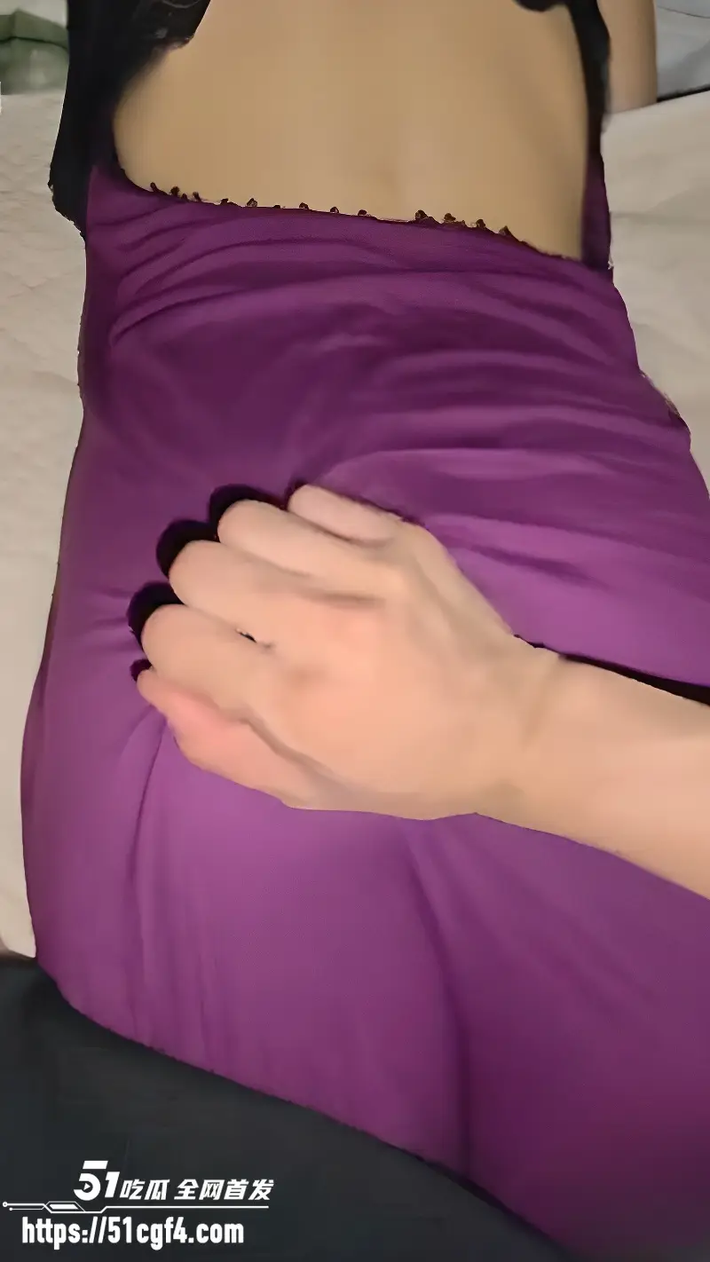 海角乱伦大神勾人俏妈妈 厚着脸皮进妈妈房间睡觉 还趁机帮妈妈按摩操一顿 图3