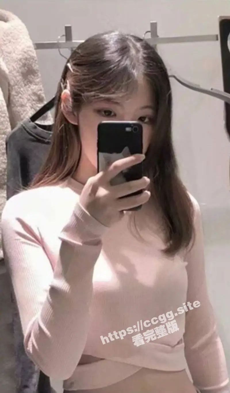 合租的兄弟出差了 帮他照顾老婆!迷翻他的漂亮老婆 各种姿势玩她的小黑B! 图1