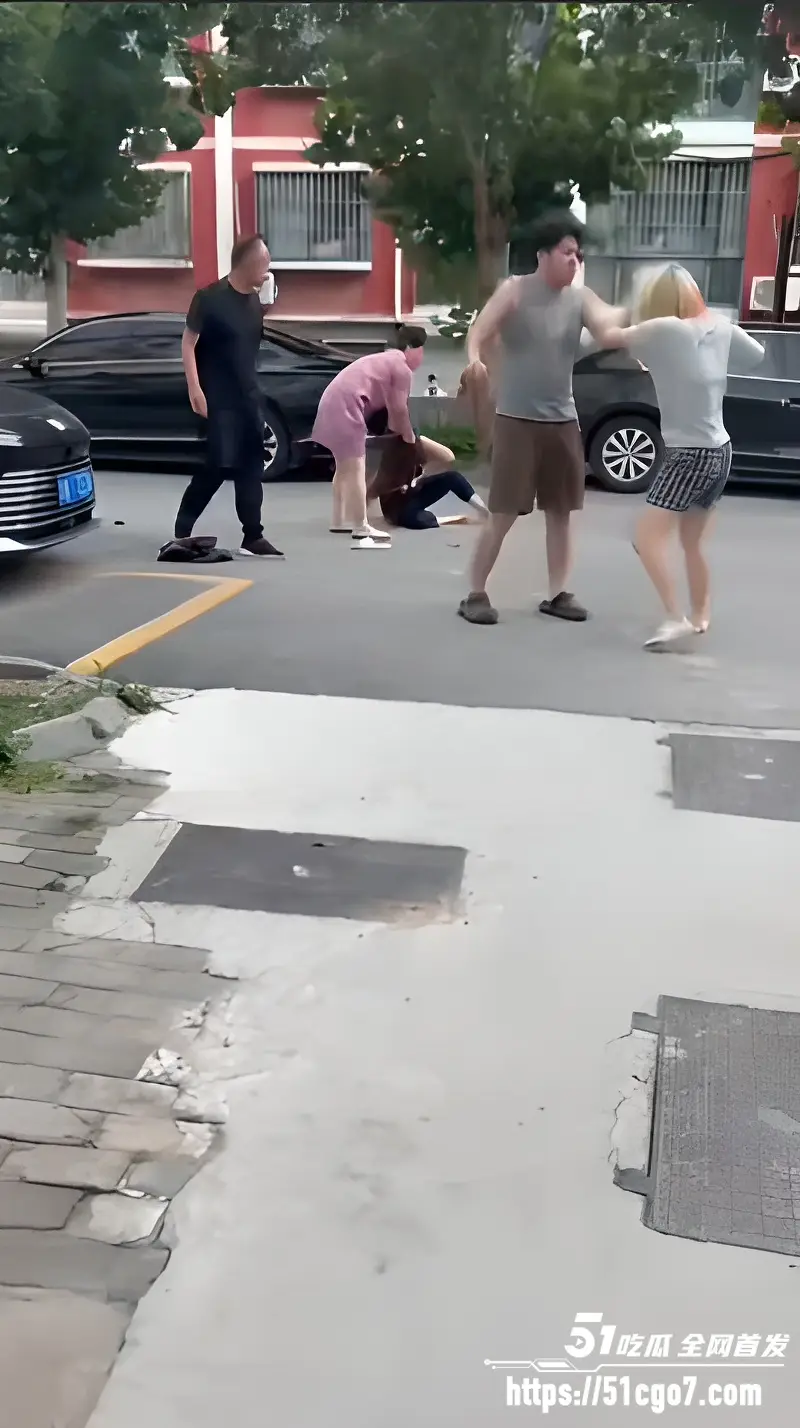 山东德州 黄金水岸小区 抓奸大戏完整版 父子齐上阵砸门砸窗 楼梯喷字羞辱小三 图5