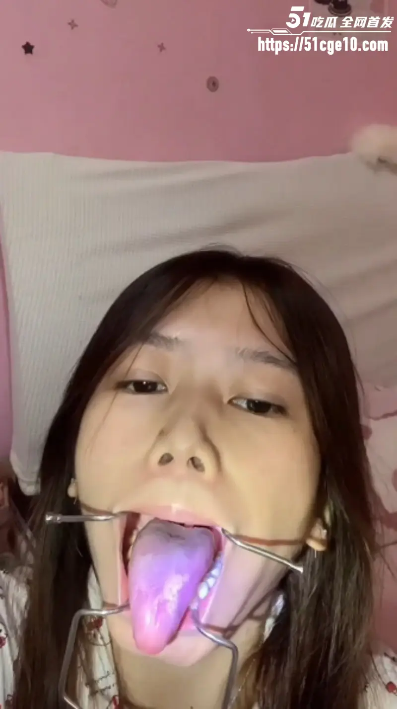 广州反差嫩妹 欢欢 被网调视频泄密 全裸舔脚口舌特写 下贱母畜毫无底线! 图8
