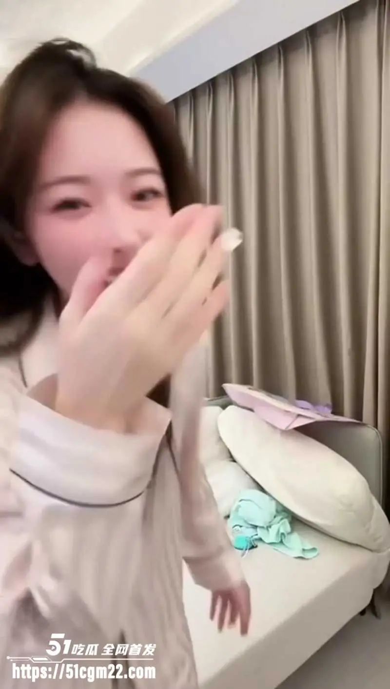 抖音快手网红闪现镜头合集 直播意外漏点乍泄春光 各种美腿美白身材一闪而过 图8
