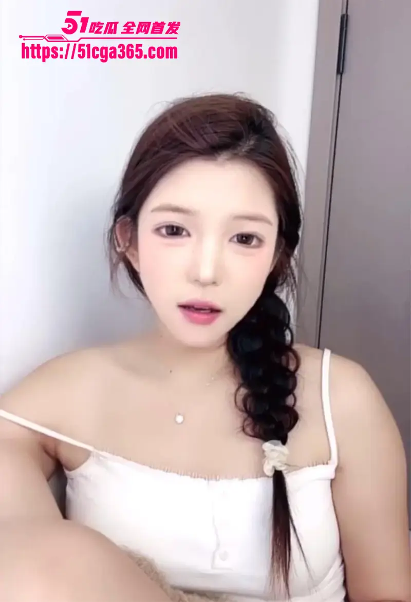 顶级绿播女神 小喵饼饼 下海裸舞首秀!淫骚身姿摇晃爆乳 褪内裤露茂盛小穴 完美肉体等你舔屏! 图2