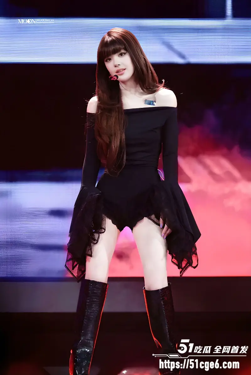 赵露思澳门演唱会惊艳亮相 堪称中国版Lisa 紧身制服展露逼缝 气氛高涨引网友热议 图6