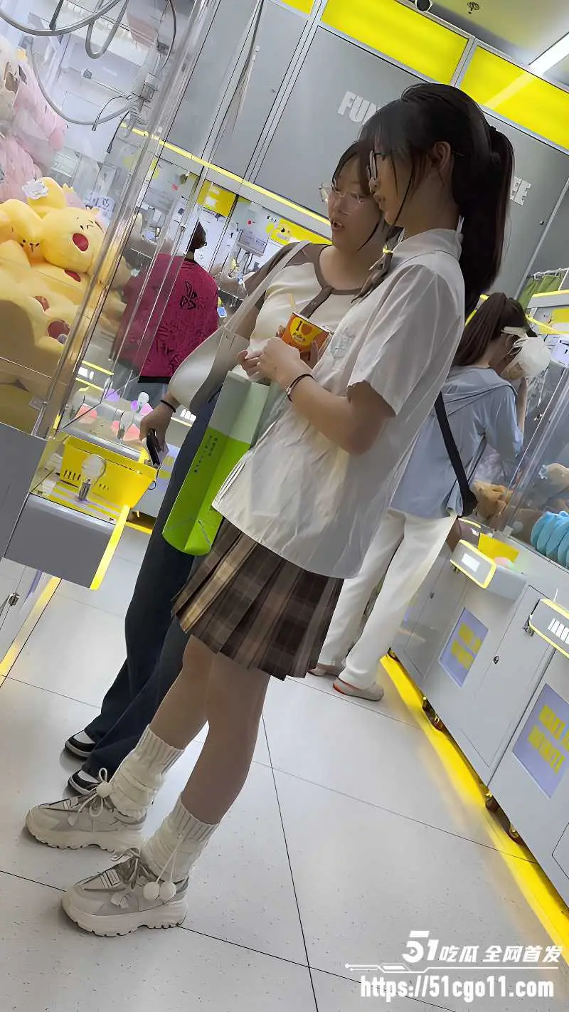 顶点大师 商场极限抄底 低角度捕捉多名嫩妹裙底风光 看得人口干舌燥! 图2