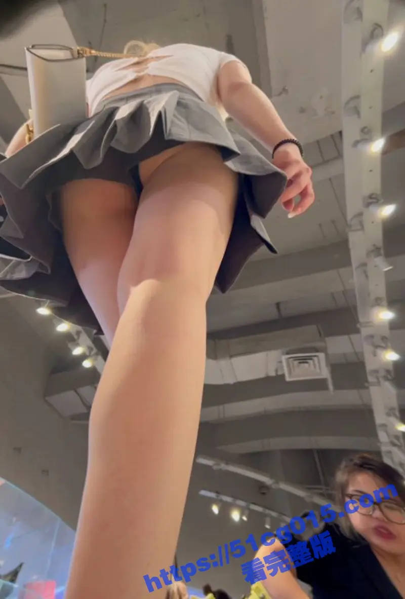街拍抄底JK短裙长腿靓妹 胸大屁股大身材不错 逛街试穿高跟鞋 玉足娇嫩粉粉的 足交肯定爽! 图3
