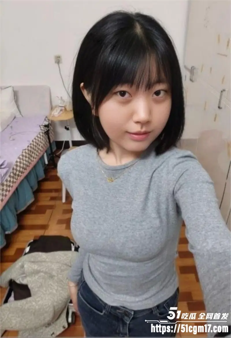 日本素人大学生裸贷自拍 婴儿肥少女全裸拍摄展露酥胸蜜穴 九十度弯腰鞠躬可怜模样令人心动 图2