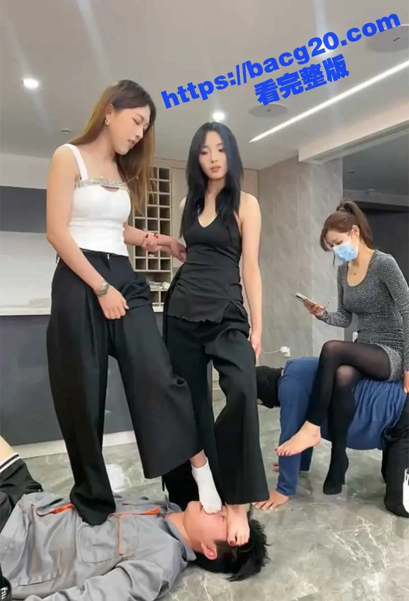 三个小仙女联手凌虐调教受虐男 大嘴巴子轮流暴打 舔鞋底羞辱狂骂 站在身上起跳踩踏 玩法超级变态 图9