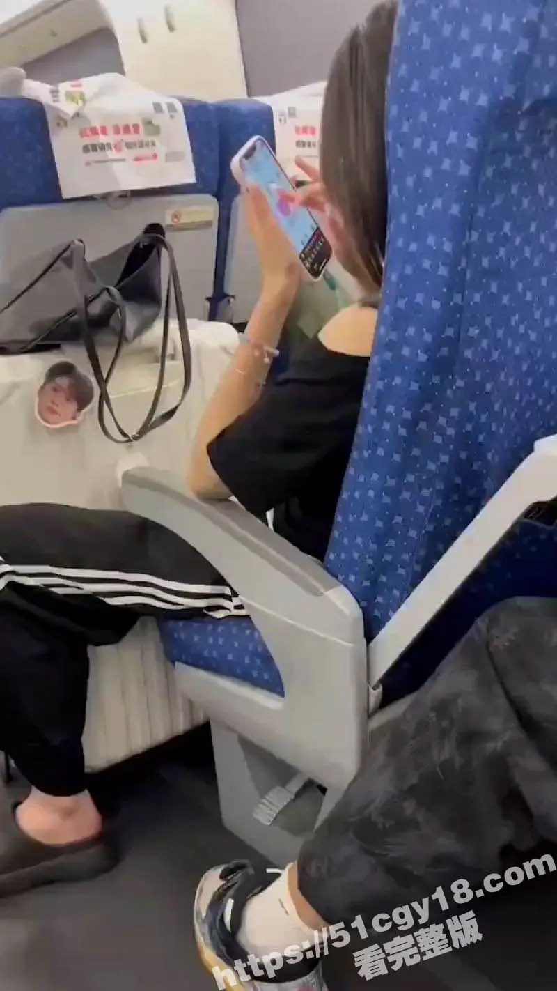 高铁偶遇骚货小姐姐 玩性爱之瓶狂填欲望 不仅暴露了她的狂野内心 更让人遐想她私下的火辣玩法! 图2