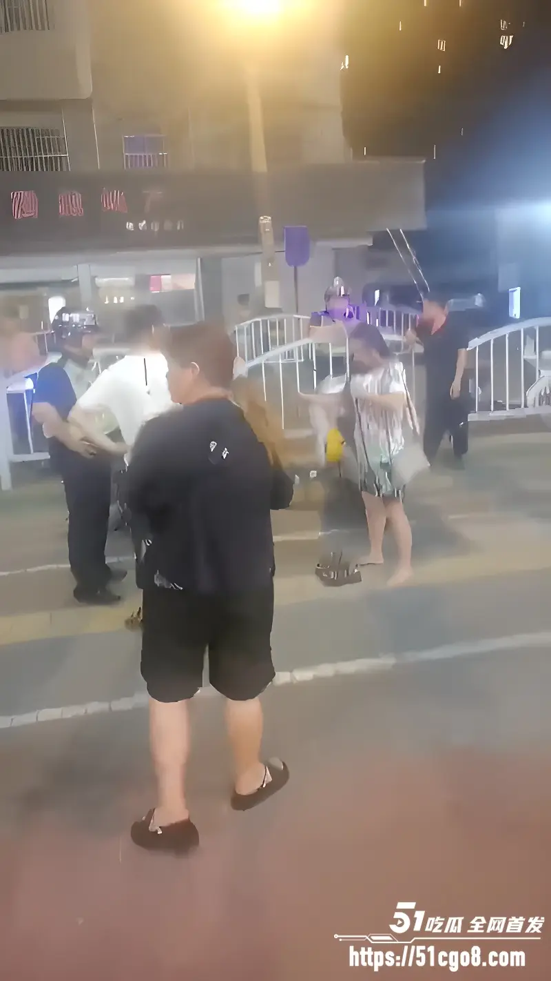 上海街头 原配与小三互殴 正宫当街压制连扇6巴掌 怒呛老公睡一堆女人我只打你! 图3
