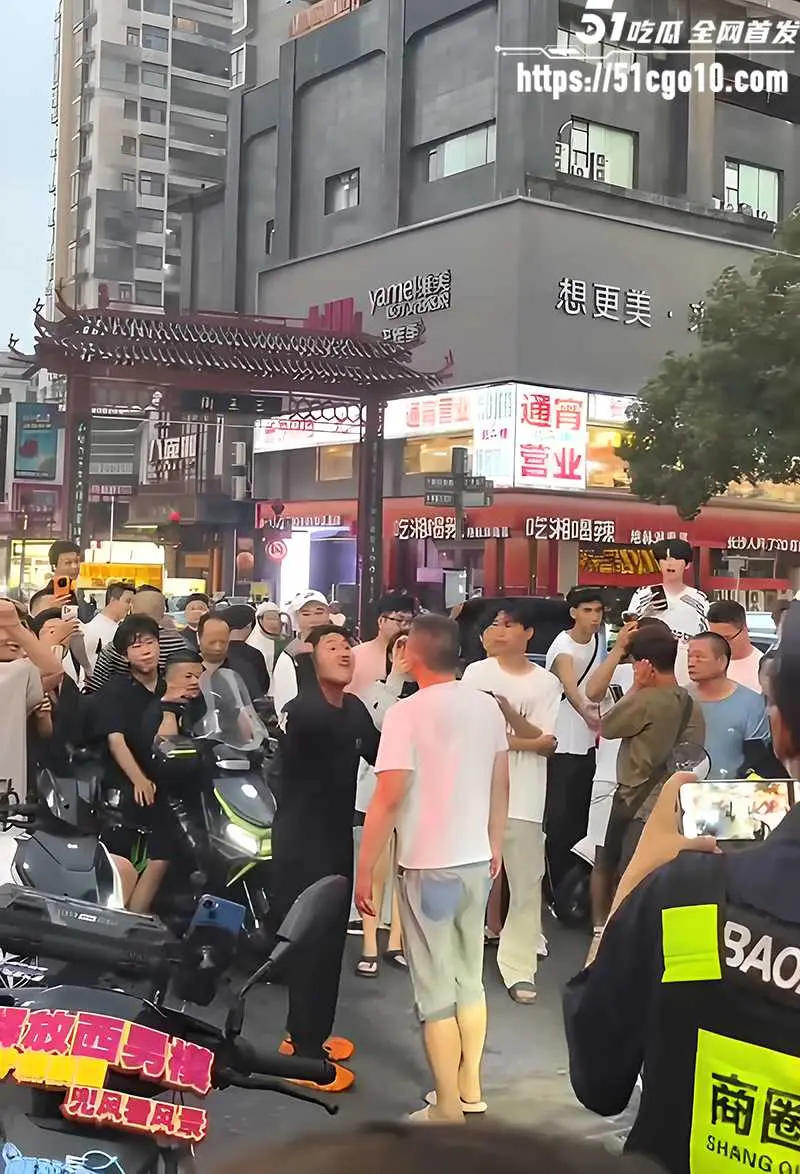 奇葩解压名场面 两男子街头吵架互吐口水 最后竟演变成泼水大作战 图4