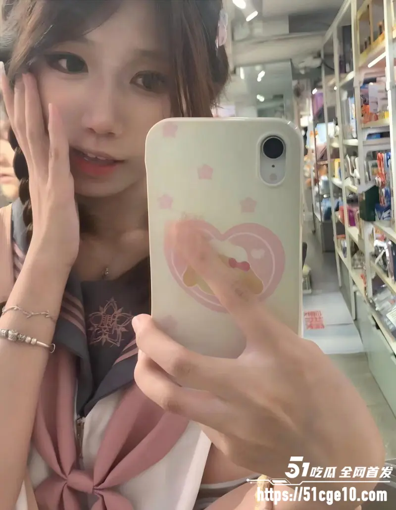 广州反差嫩妹 欢欢 被网调视频泄密 全裸舔脚口舌特写 下贱母畜毫无底线! 图4