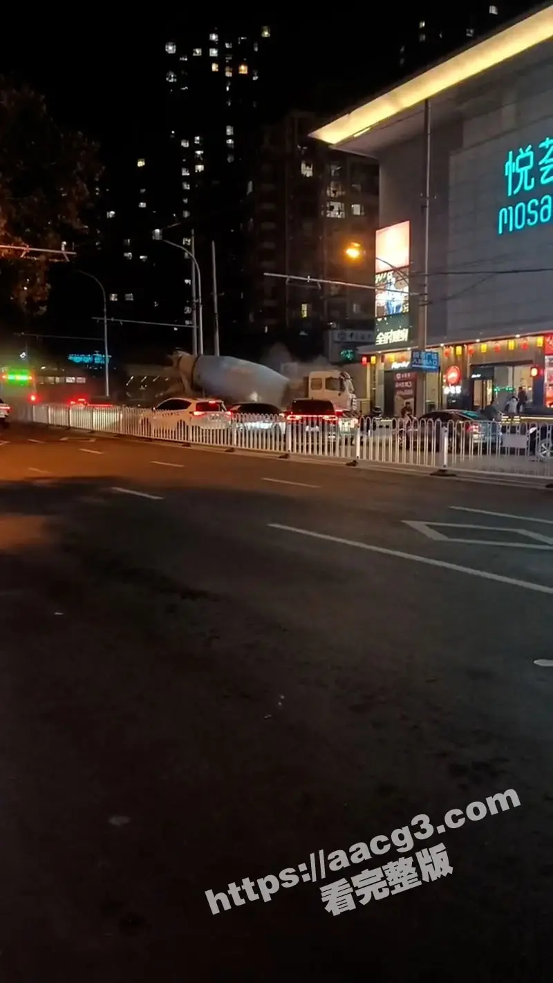 青岛市报复社会事件 混凝土司机开水泥罐车逆行 撞五十余辆车造成3人受伤司机第一视角画面曝光 图4