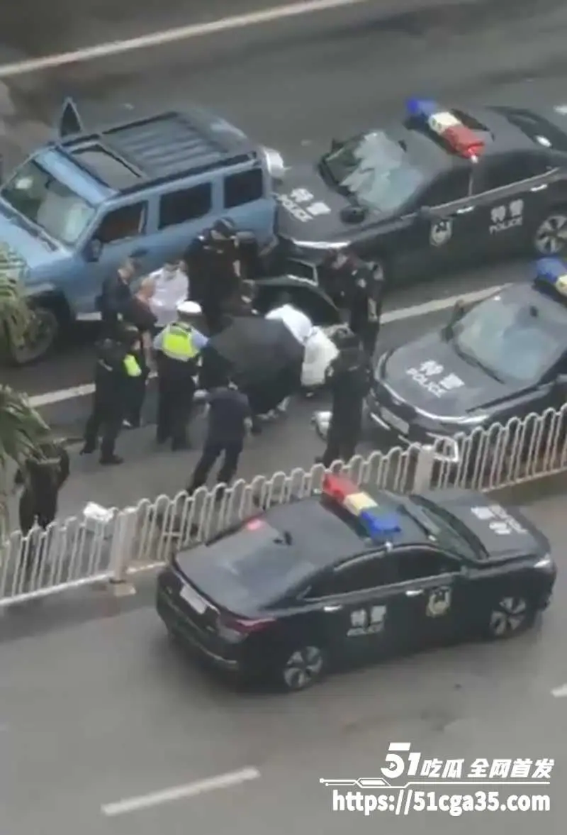 昆明市中心金碧路发生SUV汽车冲撞人群事件 致2死9伤 多名特警持枪与车主对峙 场面堪比大片! 图2