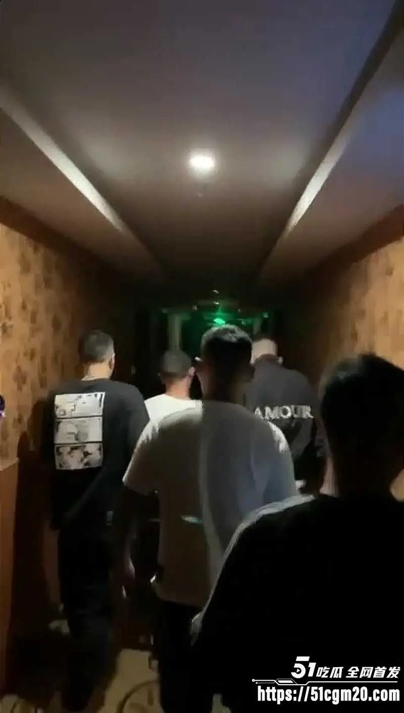 原配带兄弟抓奸现场直击 奸夫被大嘴巴狂抽耳光 打得鼻青脸肿跪地求饶 太解气了 图1