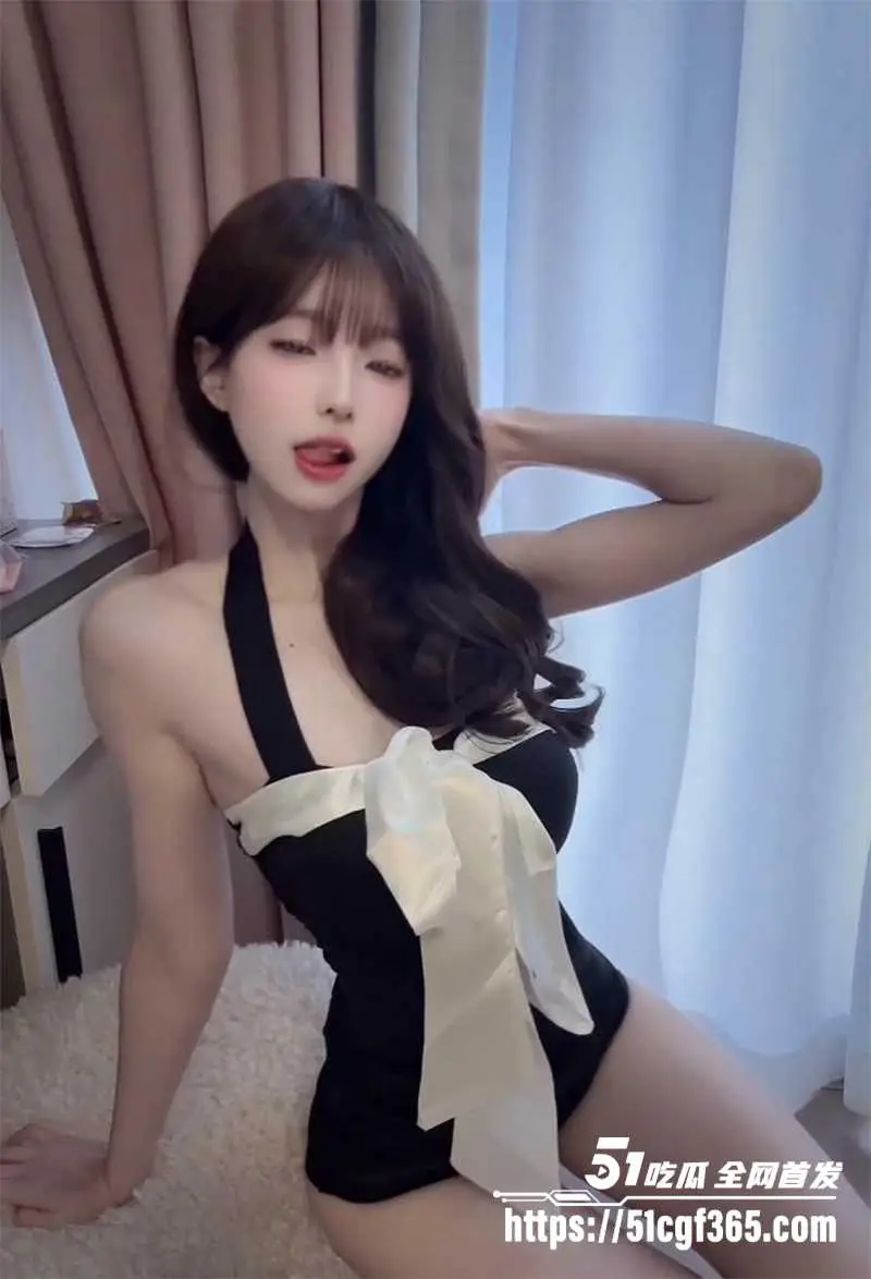 超美巨乳网红 小马漫漫 各种情趣装性感露奶 黑丝美腿玉足撩骚 水润鲍鱼若隐若现 淫媚表情诱人至极！ 图6