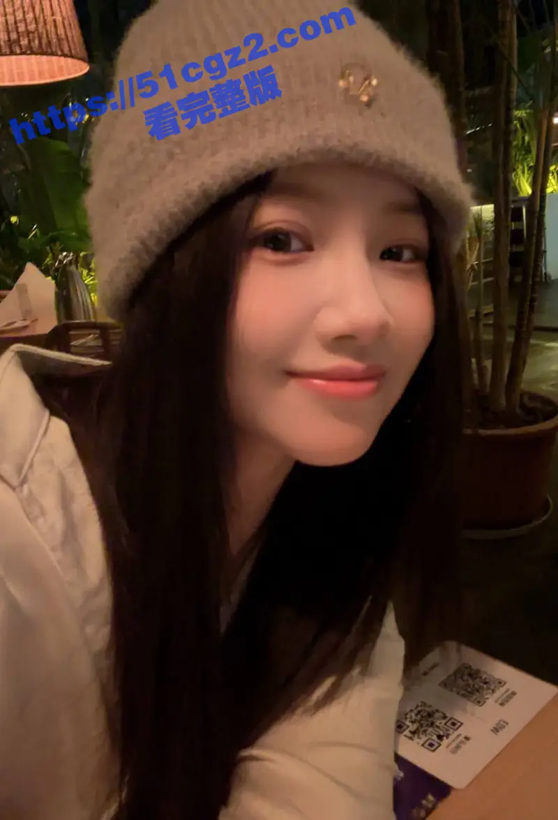 上海赴美留学生 秦思妍 与外国男友激情做爱 梨形身材小母狗嘴含洋屌 逼里还插着自慰器 被爆操高潮 图2