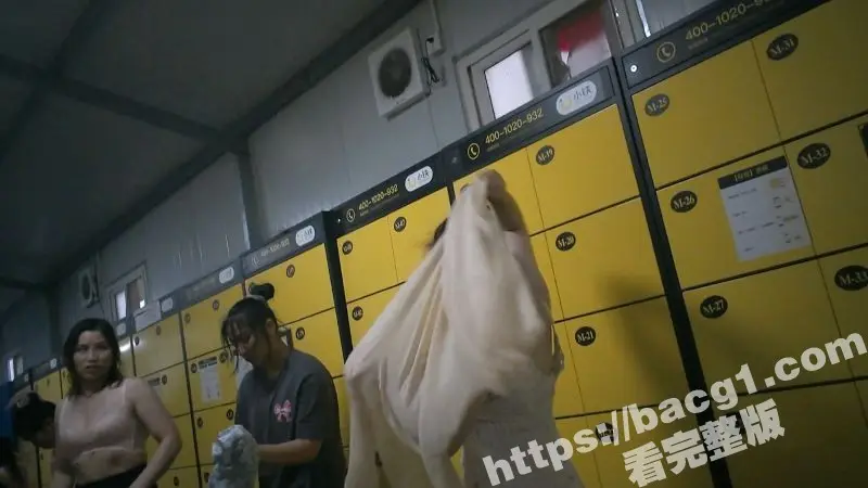 国内水上乐园美女如云 简直偷拍者的天堂 颜值超高的美女更衣室换装遭偷拍 妖娆身段如同尤物！ 图4