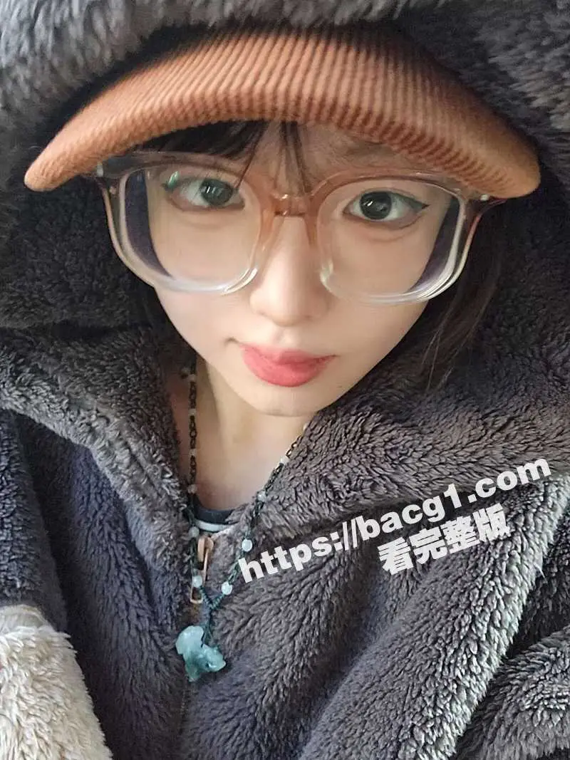 超可爱大奶眼镜娘 兽医专业学生妹 刚到店里实习 就被店长拿下 背着男友酒店约啪 跪地口交各种调教 图1