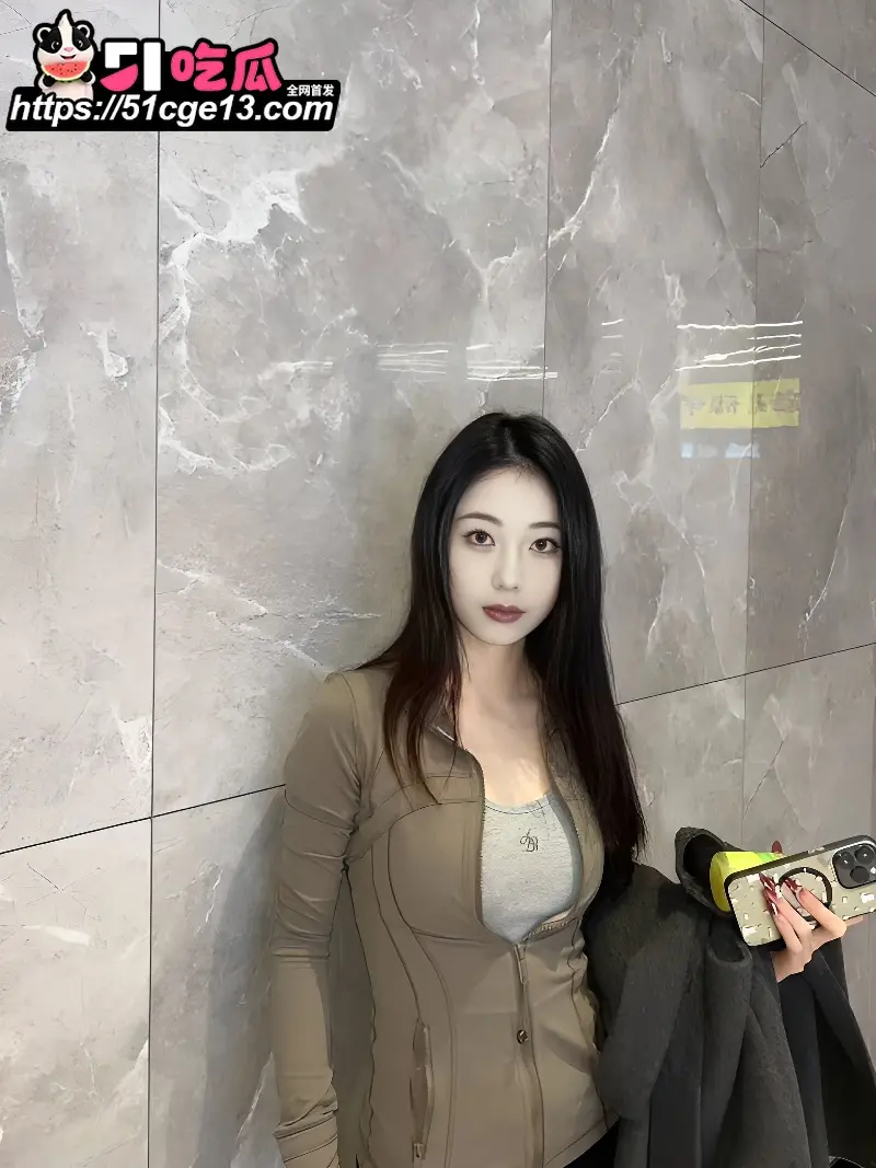 气质大学生虚荣心作祟为圈钱下海裸聊 身着情趣制服大黑牛阳具爆插骚穴 反差到爆! 图2