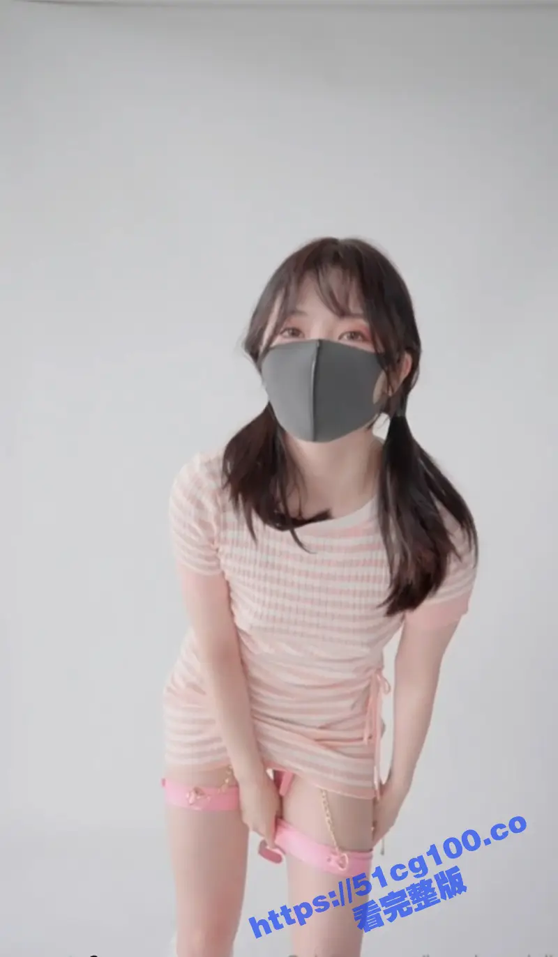 火爆全网 玩偶姐姐 HongKongDoll 最新私拍作品 魔术表演!寂寞少女独自抽插嫩穴! 图1