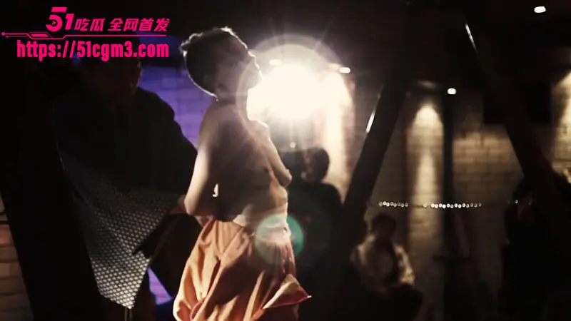日本地下会所 当众捆绑调教极品大洋马 白嫩巨乳震颤连连 花式姿态婀娜诱人 图2
