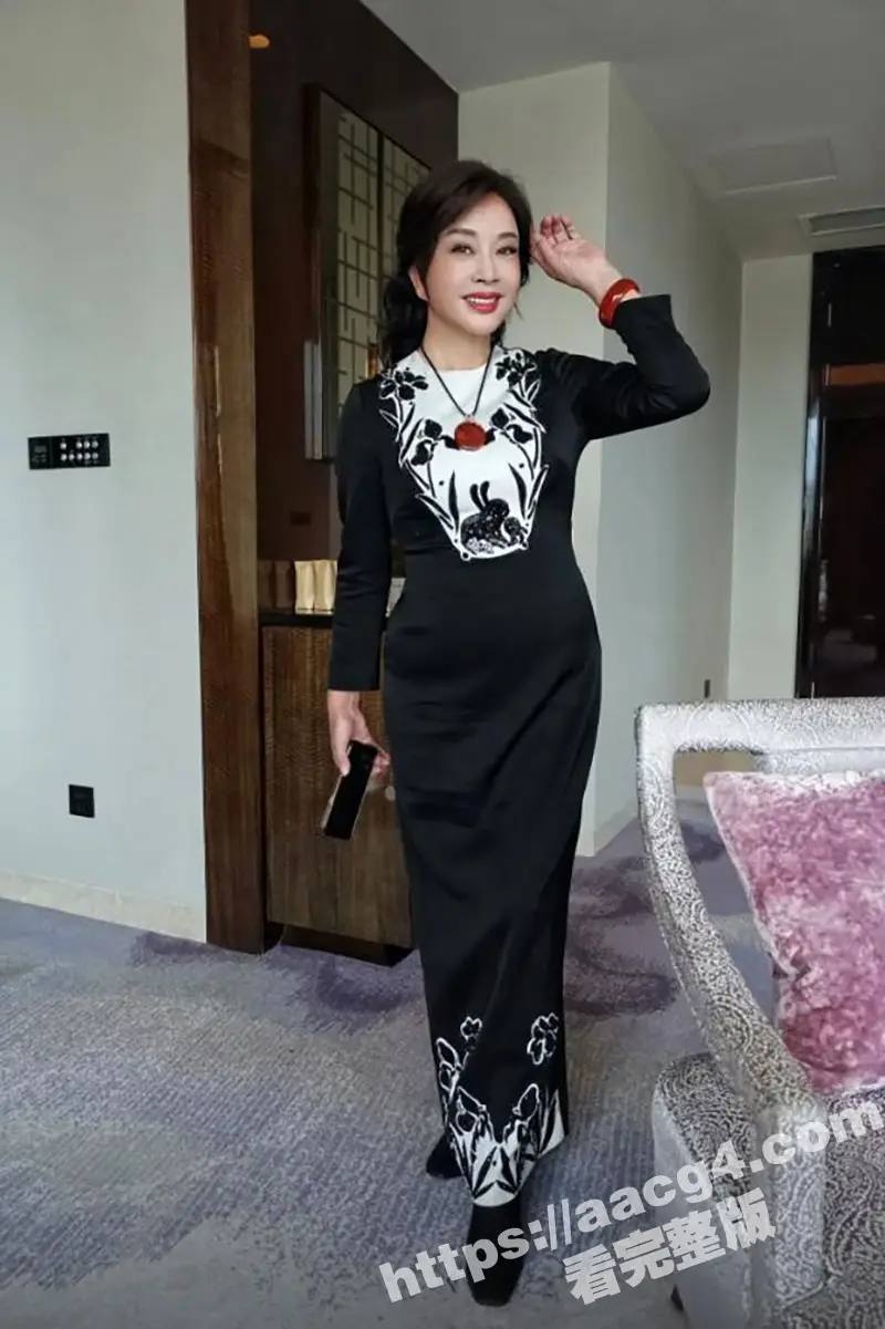 七旬女星刘晓庆被曝陷入忘年恋 直言见面的时候要小奶狗操死她 70岁的女人真疯狂 图11