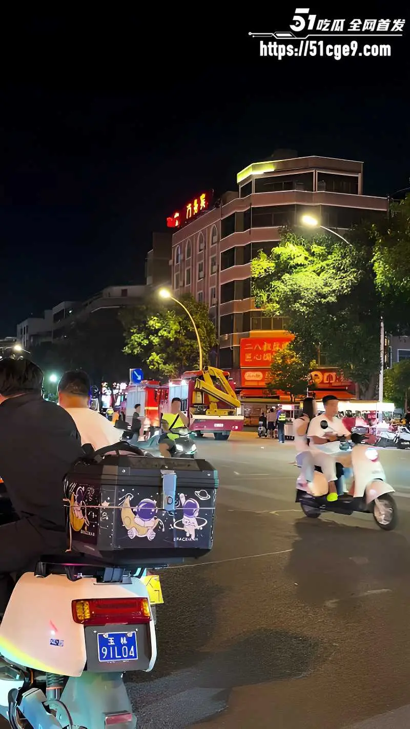 玉林市清宁路某宾馆 一女子坐在楼顶上欲跳楼轻生 问世间情为何物? 图6