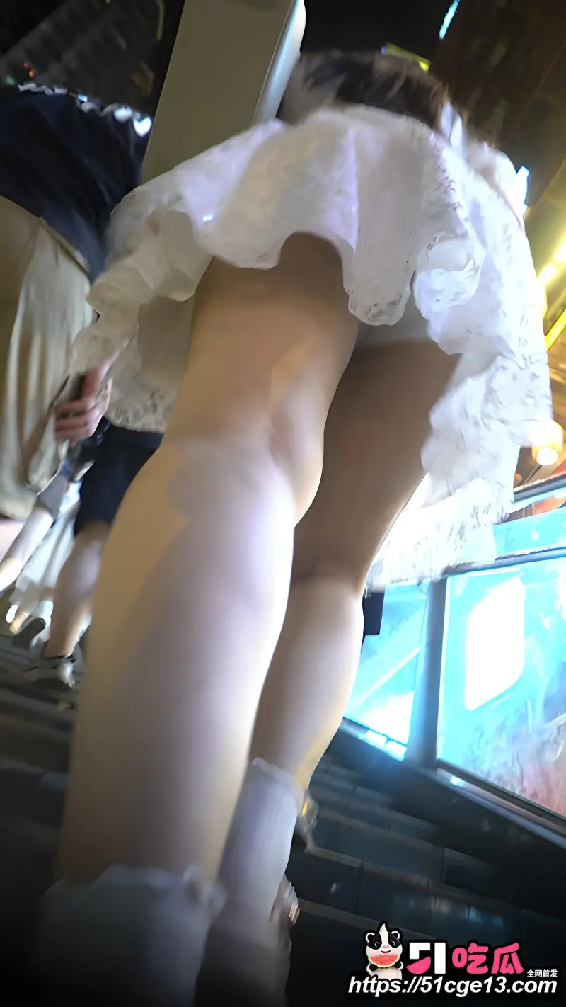 顶点大师系列 商场跟踪抄底多名甜妹 低角度贴裙CD 穿长裙就不怕走光了? 图6