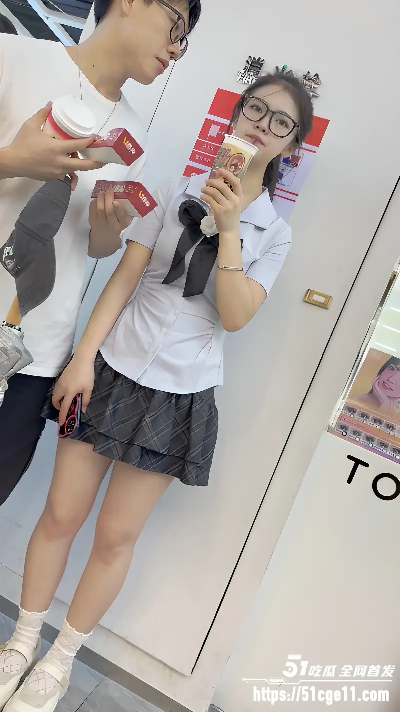 顶点大师 商场跟踪抄底多名嫩妹 低角度捕捉裙底合集 裙底好风光一览无余 图3