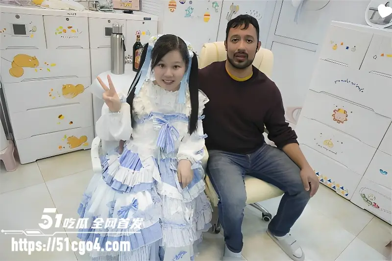 抖音媚黑网红 冰凌紫萱 挑战黑人肉棒 化身母狗各种服务侍奉 全程媚眼如丝浪叫不止 图2
