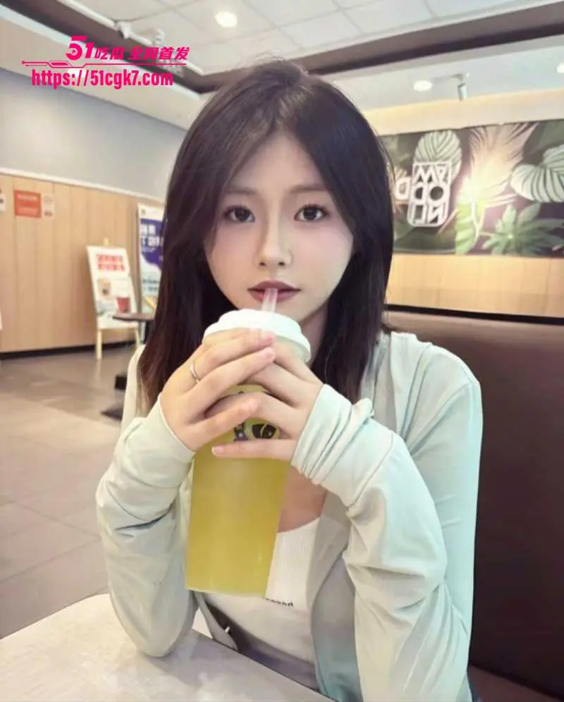 极品福利姬 惠惠子 第一次线下拍摄 粉嫩奶子吸睛 无敌蜜桃臀诱惑! 图1