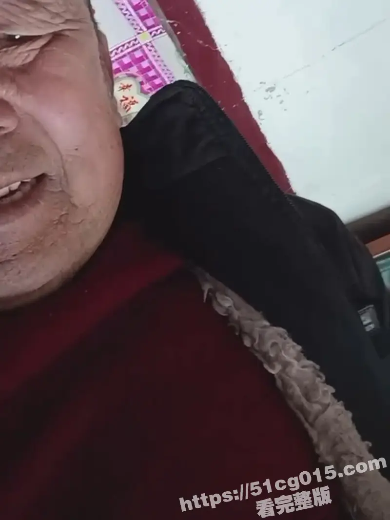 抖音开心老李头 7旬老人给女粉丝视频漏牛 这鸡巴竟然还带斑点 这么老了还能硬起来么 图4