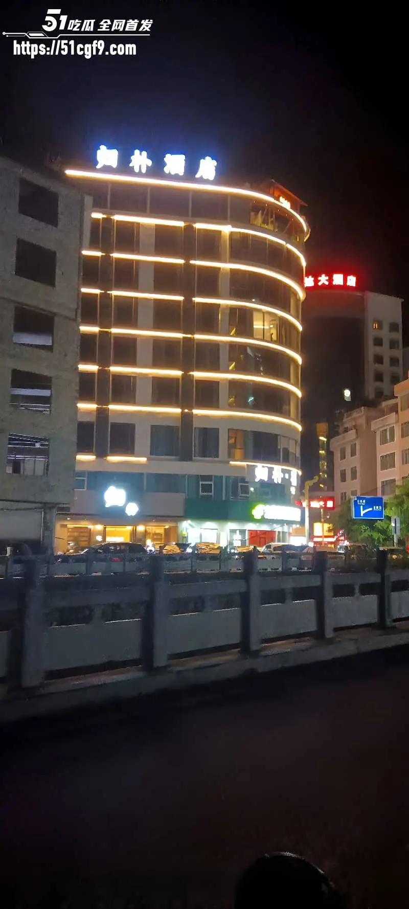 巴马归朴酒店惊现香艳一幕 情侣落地窗前做爱引人围观 美腿大开任由炮友猛攻 图4